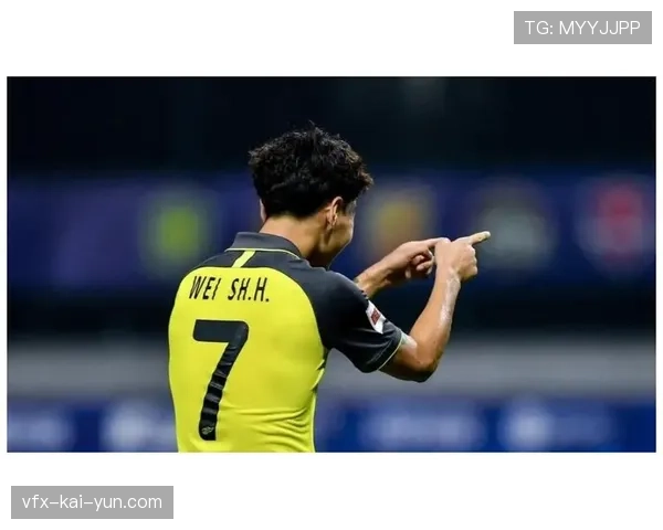 队医报告:里尔前锋戴维腿筋轻微拉伤,预计休战三周 队医报告:里尔前锋戴维腿筋轻微拉伤,预计休战三周